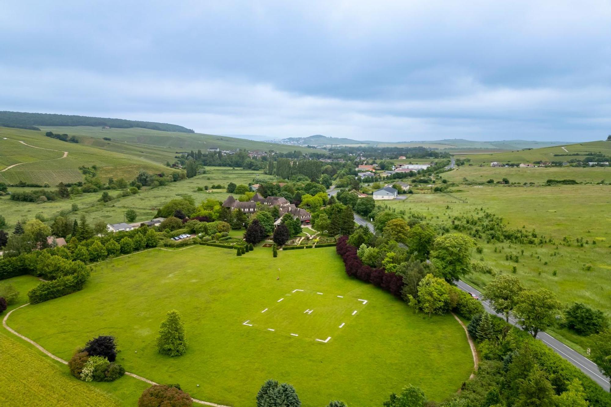 布里克特瑞酒店 维奈 外观 照片 Aerial view of the village